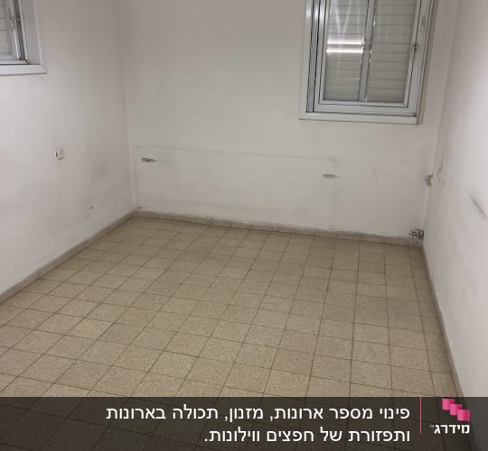 חדר ריק עם רצפת אריחים ותאורה עליונה